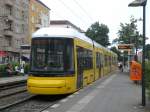 Berlin: Straenbahnlinie M4 nach Hohenschnhausen Zingster Strae an der Haltestelle Prenzlauer Berg Hufelandstrae.(1.7.2010)