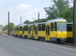 Berlin: Straenbahnlinie M4 nach S-Bahnhof Hackescher Markt an der Haltestelle Weiensee Stadion Buschallee/Hansastrae.(1.7.2010)