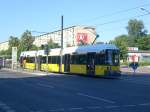 Berlin: Straenbahnlinie M2 nach S+U Bahnhof Alexanderplatz an der Haltestelle Prenzlauer Berg Erich-Weinert-Strae.(8.7.2010)