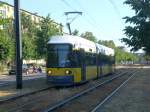 Berlin: Straenbahnlinie M2 nach Weiensee Am Steinberg an der Haltestelle Prenzlauer Berg Erich-Weinert-Strae.(8.7.2010)