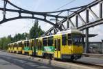 Ein Tatra-Doppel berquert die Bornholmer Brcke in Richtung Prenzlauer Berg.