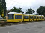 Berlin: Straenbahnlinie M4 nach Hohenschnhausen Zingster Strae an der Haltestelle Hohenschnhausen Feldmannstrae.(23.7.2010)