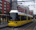 Berlin: Straenbahnlinie M8 nach Prenzlauer Berg Kniprodestrae/Danziger Strae an der Haltestelle Friedrichshain Landsberger Allee/Petersburger Strae.(4.9.2010)
