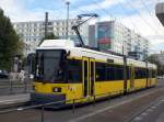 Berlin: Straenbahnlinie M10 an der Haltestelle Friedrichshain Landsberger Allee/Petersburger Strae.(4.9.2010)