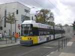 Berlin: Straenbahnlinie M5 nach Hohenschnhausen Zingster Strae an der Haltestelle Hohenschnhausen Hauptstrae/Rhinstrae.(18.9.2010)