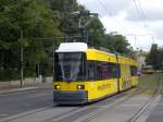 Berlin: Straenbahnlinie M6 nach U-Bahnhof Schwarzkopfstrae an der Haltestelle Friedrichshain Platz der Vereinten Nationen.(18.9.2010)