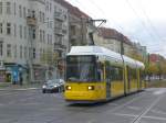 Berlin: Straenbahnlinie M2 nach S+U Bahnhof Alexanderplatz am S-Bahnhof Prenzlauer Allee.(21.10.2010)