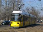 Berlin: Straenbahnlinie M13 nach S-Bahnhof Warschauer Strae an der Haltestelle Lichtenberg Hohenschnhauser Strae/Weienseer Weg.(5.3.2011)