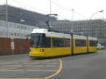 Berlin: Straenbahnlinie M8 nach Ahrensfelde am U-Bahnhof Schwarzkopfstrae.(16.3.2011) 
