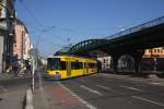 Berlin - BVG/Linie M1 - Nach Abf. an der Hst. U Eberswalder Str. unterquert GT6N 1100 am 26.02.2011 die U2, die in diesem Bereich als Hochbahn gefhrt wird.