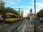 Berlin BVG SL M13 (KT4Dt) Weissenseer Weg, Haltestelle Herzbergstrasse / Weissenseer Weg am 26. Oktober 2012.