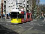 Berlin: Straenbahnlinie 12 nach Mitte Am Kupfergraben am U-Bahnhof Eberswalder Strae.(14.4.2013) 