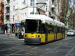Berlin: Straenbahnlinie M1 nach Mitte Am Kupfergraben am U-Bahnhof Eberswalder Strae.(14.4.2013) 