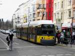 Berlin: Straenbahnlinie M10 nach S+U Bahnhof Warschauer Strae am U-Bahnhof Eberswalder Strae.(14.4.2013) 