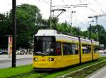  Berlin: Straenbahnlinie M6 nach Hellersdorf Risaer Strae an der Haltestelle Mitte Spandauer Strae/Marienkirche.(15.6.2013) 