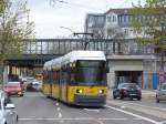 Linie 27 nach Krankenhaus Kpenick, hier Fahrzeug 2030 der BVG, nach der Unterquerung der Eisenbahnbrcken in Karlshorst.