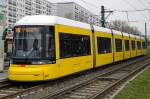 BVG Wagen 8011, Bombardier - FLEXITY Berlin ERL / F8E 7-teilig, 20.12.2013, Haltestelle Mollstraße