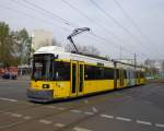 GT6 - Wagen 2015 der BVG als M8 S Nordbahnhof am S-Bhf.