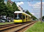 Berlin: Straßenbahnlinie M2 nach S+U Bahnhof Alexanderplatz an der Haltestelle Prenzlauer Berg Marienburger Straße.(6.8.2014)
