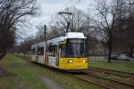 Am 10.01.2015 fährt diese Straßenbahn der BVG (GT6N (1056)) auf der Linie M13 zum Virchow-Klinikum, Aufgenommen in Berlin Osram-Höfe.