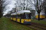 Am 10.01.2015 fährt diese Straßenbahn der BVG (GT6N (2024)) auf der Linie M13 zum S-Bahnhof Warschauer Straße, Aufgenommen in Berlin Osram-Höfe.