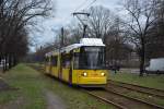 Am 10.01.2015 fährt diese Straßenbahn der BVG (GT6N (1067)) auf der Linie M13 zum Virchow-Klinikum, Aufgenommen in Berlin Osram-Höfe.