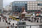 Berlin: Alexanderplatz mit Straßenbahn (SL M4), Weltzeituhr und Ostermarkt samt vielen Menschen am Karfreitag dem 3.