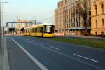 Berlin BVG SL M5 (Bombardier GT8-11ZRL 9029) Tiergarten, Invalidenstrasse / Sozialgericht am 11. April 2015.