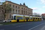 Eine Straßenbahn der Bauart Flexity 9026 vor dem Sozialgericht Berlin auf der Linie M5 in der Invalidenstraße kurz vor der Einfahrt in die Haltestelle Hauptbahnhof am 16.04.2015.