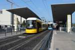 Die Haltestelle der BVG Berlin Hauptbahnhof am 01.09.2015.
Innerhalb weniger Minuten ändert sich das Bild.
Zwei Flexity`s in der neuen Haltestelle.
