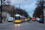 Ein GT6N der BVG biegt am 18.11.2015 in Friedrichshagen von der Bölschestraße auf den Müggelseedamm ein