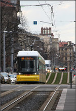 Ein Hauch von Stuttgart in Berlin -

Wellenförmige Gleislage in der Invalidenstraße in Berlin. Blick vom der Haltestelle Hauptbahnhof nach Osten mit zwei Straßenbahnen vom Typ Flexity Berlin auf der Fahrt gen Westen.

23.02.2016 (M)