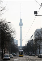 Die Tram und der Turm -    Blick vom Oranienburger Tor in die Oranienburger Straße.