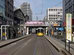 Großstadtbetrieb auf mehreren Ebenen in Berlin-Friedrichstraße.
Oben auf der Stadtbahn fährt gerade die PKPIC-Lok 5_370_001 mit dem Berlin-Warszawa-Express(BWE) aus Warschau ein.
Auf der Friedrichstraße fährt die BVG Tram 1568 auf der Linie M1 nach Rosenthal-Nord.
Rechts geht es dann am U-Bahn-Abgang noch eine Etage tiefer zur U6.
25.09.2016 Berlin-Friedrichstraße