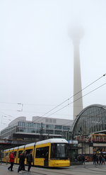 Dichter Nebel umhüllte an diesem grauen Oktobertag den Fernsehturm von Berlin.