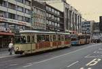 Mehrere Wege führen von Bochum nach Wanne-Eickel: Vorne der Bogestra-GT6ZR 27, dahinter ein Gelenkbus an der Haltestelle Hans-Böckler-Straße um 1990