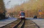 Ab dem 15.12.2019 werden in Bochum nur noch Niederflurfahrzeuge eingesetzt, damit endet auch der Einsatz der hochflurigen M6S. Da die neue Stadtbahnstrecke zwischen Bochum-Langendreer und Witten-Crengeldanz erst im kommenden Jahr fertiggestellt ist, werden die Bahnen der Linie 310 auf diesem Teilstück durch Busse ersetzt. Damit wird auch der eingleisige Streckenabschnitt zwischen der Unterstraße in Langendreer und Crengeldanz nicht mehr bedient, er wird nur noch für Betriebsfahrten benötigt. Am 11.03.2015 ist der M6S auf der Universitätsstraße in Richtung Witten unterwegs. Das Foto entstand vom Haltestellenende aus.