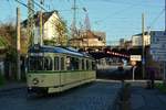 GT6 Tw 40 fährt über die Herdeber Straße und unterquert gleich die Bahnstrecke Witten - Dortmund. Zum Fahrplanwechsel und der Stilllegung zwischen Papenholz und Bochum Unterstraße wurden restlichen 1976 und 1977 gebauten M6S Triebwagen abgestellt. Nun verkehren hier neue Vario Triebwagen des Types 6xNfGlTwZR. Zwischen Crengeldanz und Witten Heven besteht nun Inselverkehr. Der Abschnitt Crengeldanz bis Unterstraße bleibt vorerst Betriebsstrecke. 

Bochum 30.11.2019