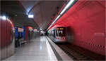 Entlang der einst geplanten U21 - 

... in Bochum.

Der Sichtbeton der U-Station Bochumer Verein/Jahrhunderthalle werden an den Außenseiten rot und blau angestrahlt.

22.08.2022 (M)