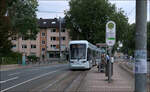 Entlang der einst geplanten U21 - 

... in Bochum.
Da in Bochum Zweirichtungsstraßenbahnen eingesetzt werden, können die Haltestellen mit platzsparenden Mittelbahnstiegen angelegt werden. Hier erreicht Stadler Variobahn 304 die Haltestelle Freigrafendamm.

22.08.2023 (M)