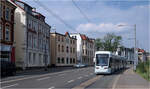 Eine Straßenbahn-Neubaustrecke in Bochum-Langendreer. 

Nachschuss auf Stadler Variobahn 520 in der Langendreer Hauptstraße kurz vor der Endstation am S-Bahnhof. Die Gleise liegen am Straßenrand mit einer Fahrspur dazwischen, wie es an etlichen Stellen der Neubaustrecke zu sehen ist.

22.08.2023 (M)