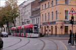 Die Stra�enbahn in der Bonner Innenstadt -     �koda ForCity Smart (41T) 2252 nach dem Halt an der Stra�enbahnhaltestelle Stadthaus bei der Weiterfahrt in Richtung Hauptbahnhof durch die