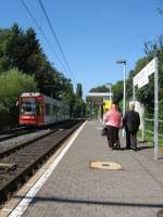 Am 4.9.13 ist TW 9453 als Linie 62 Richtung Oberkassel unterwegs. Hier bildlich festgehalten an der Station Oberkassel Nord.