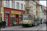 Eine Tatra Tram mit Mittelteil, Wagen 184, fährt hier in der Brandenburger Innenstadt am 15.5.2007 an diversen Einkaufsläden vorbei.