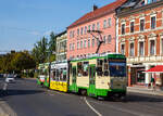 Der Triebwagen 183 der VBBr (Verkehrsbetriebe Brandenburg an der Havel GmbH), ein sechsachsiger Einrichtungs-Kurzgelenktriebwagen vom Typ Tatra KTNF6 (modernisierter und verl�ngerter Tatra KT4D), am 20 September 2018, als Linie 6 zum Hauptbahnhof, hier bei der Station Nicolaiplatz.

Die Stra�enbahn Brandenburg an der Havel verkehrt seit dem 1. April 1911 elektrisch in der Stadt Brandenburg an der Havel. Derzeit existieren nur zwei Linien, das Netz ist meterspurig, Stromsystem 600 V DC und hat eine Streckenl�nge von 16,3 Kilometern. Betreiberin ist die im st�dtischen Besitz befindliche Verkehrsbetriebe Brandenburg an der Havel GmbH.

Einige der modernisierten KT4D-Einheiten in Brandenburg und Cottbus wurden mit einem Niederflurmittelteil versehen, der zwischen den beiden Wagenh�lften eingef�gt wurde und die Fahrzeuge um acht Meter verl�ngerte. Die Gelenke mussten ebenfalls umgebaut werden, da sie einen zus�tzlichen Freiheitsgrad um die Querachse ben�tigen. Das Dachgelenk entfiel dabei. Tallinn lie� ebenfalls einige Wagen mit Niederflurmittelteilen versehen. Da die Fahrzeuge durch den Umbau etwa zehn Tonnen schwerer geworden waren, wurden bei allen Wagen die Anker der Fahrmotoren neu gewickelt (h�here Wicklungszahl bei geringerem Querschnitt), sodass die Motorleistung von 45 auf 50 bis 54 Kilowatt stieg. In Tallinn erhielten die Umbauwagen die Typenbezeichnung KT6T. Die Tallinner Niederflur-KT6T behielten im Gegensatz zu den Brandenburger und Cottbuser Wagen die Faltt�ren, lediglich die T�r im Niederflurmittelteil ist eine Au�enschwenkt�r. Gegen�ber einer teureren Neubeschaffung von Niederflurfahrzeugen war diese Option besonders attraktiv, da die zum damaligen Zeitpunkt noch nicht ausmusterungsw�rdigen Fahrzeuge weiterverwendet und durch den Niederfluranteil dennoch die Fahrgastfreundlichkeit gesteigert werden konnte. Das Mittelteil des KTNF6 besteht aus glasfaserverst�rktem Kunststoff, einer Entwicklung von Schindler-Waggon. Die gelenkten, u-f�rmig gekr�pfen Achsen mit Losr�dern sind eine Entwicklung von FIAT-SIG. Die Mittelteile wurden beim Ger�tebau Mittenwalde komplettiert und in die KT4D eingef�gt. Sie bieten 17 Sitzpl�tze und Raum f�r Rollst�hle, Kinderwagen, Fahrr�der und Gep�ck.

TECHNISCHE DATEN:
Spurweite: 1.000 mm
Achsfolge: Bo'+1'1'+Bo'
Gesamtl�nge: 27.714 mm 	
Wagenkastenbreite: 2.200 mm
Sitzpl�tze: 51
Stehpl�tze: 141 (4 Pers/m�)
Netzspannung: 	600 V DC Oberleitung
Leistung: 4 x 40 kW (54 PS)
H�chstgeschwindigkeit: 60 km/h
Fu�bodenh�he: 900 mm (NF 350 mm)
Achsabstand im Drehgestell: 1.900 mm
Treibraddurchmesser: 700 mm (neu) / 590 (abgenutzt)
Laufraddurchmesser: 580 mm (neu) / 520 (abgenutzt)
Eigengewicht: 31.100 kg
Anzahl und Art der Fahrmotoren: 4 l�ngsliegende DC-Halbspannungs-
Reihenschlussmotoren vom Typ TE 022
