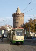 KTNF6 185 fhrt als Linie 6 zum Hauptbahnhof und hat soeben den Steintorturm passiert.