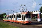 Tw 7760 + Bw 7772 am Stadion (30. Mai 2000). Braunschweig hat als einziger Betrieb neben Wien (Type c5) zu den Triebwagen des  Mannheim -Typs passende Beiwagen beschafft.