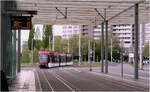 Markante Haltestelle -     Einfahrt des Solaris Tramion 1954 als Linie 1 nach Wenden unter das Glasdach an der Haltestelle Hauptbahnhof.