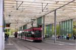 Markante Haltestelle -     Zwei Solaris Tramino-Stra�enbahnen stehen in der Haltestelle Hauptbahnhof Braunschweig.