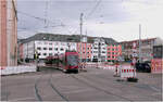 Baustellenbereich -     Solaris Tramino 1461 der Linie 2 nach Heidberg am Braunschweiger Hagenmarkt, der derzeit neu gestaltet wird.